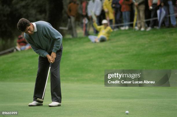 Jose Maria Olazabal, golf player Jose Maria Olazabal playing golf