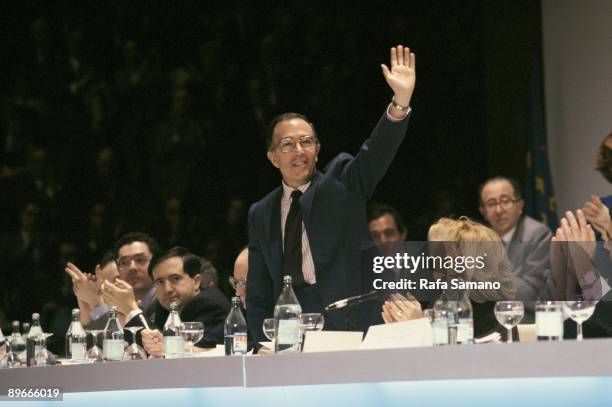 Congress of AP Marcelino Oreja greets his party partners. During this congress AP recast as PP