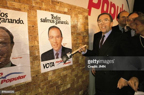 Beginning of electoral campaign of the PP Marcelino Oreja in the act of the traditional fixing of the electoral poster