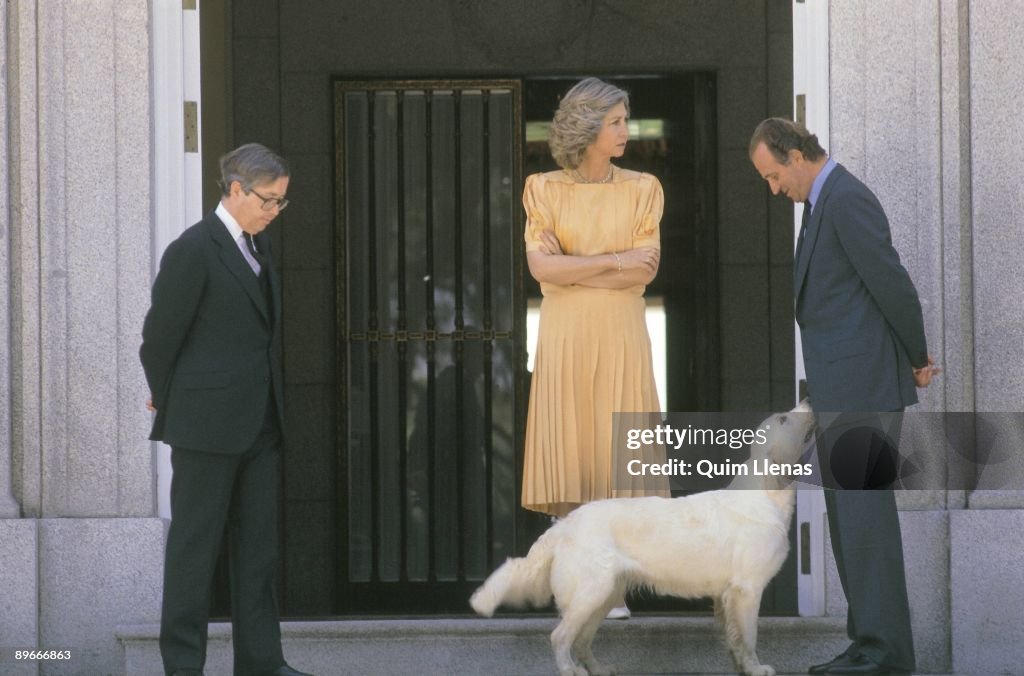 King Juan Carlos I and Queen Sofía in La Zarzuela Palace King Juan Carlos I with his dog