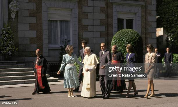 The Pope Juan Pablo II visits the Spanish Royal Family The Royal Family with Juan Pablo II through the gardens of La Zarzuela Palace