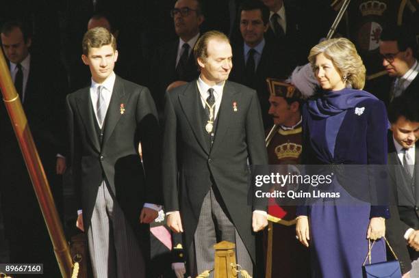 Felipe of Borbon, prince of Asturias, swears the Constitution The prince Felipe next to his parents, King Juan Carlos I and Queen Sofia
