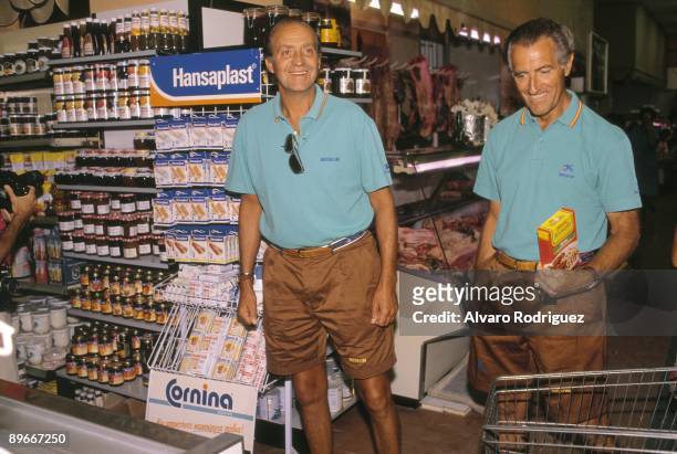 Juan Carlos I and Josep Cusi The members of the company ´Bribon´ are supplied of foods during a layover in Athens in the World Sail Championship