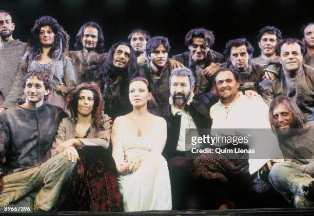 Paloma San Basilio y Jose Sacristan with the rest of the actors of the musical ´The Man from La Mancha´