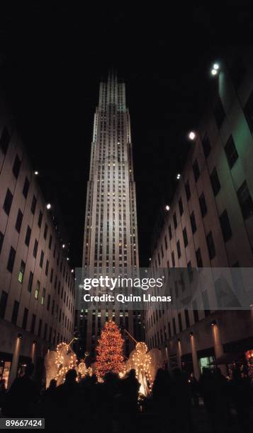 Christmas tree in New York Nigth view of the iluminated Christmas tree and sculptures of angels in the Rockefeller Center , New York