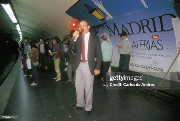 Electoral campaing of Ramon Tamames in the subway of Madrid