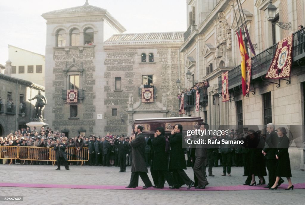 Burial of Enrique Tierno Galván The funeral cortege takes off the City Council of Madrid carrying the coffin with the mortal remains of the mayor of Madrid, behind them the vidow Encarna Pérez