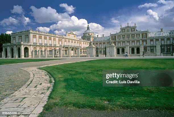 royal palace, aranjuez general view of the palace - cesped stock pictures, royalty-free photos & images