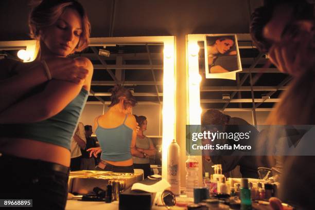 Backstage. Dressing rooms of models. A barber prepares a model in the dressing rooms of the Cibeles Gangplank of Madrid.