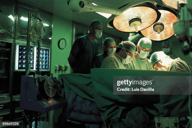 Intervencion quirurgica A group of surgeons operating a patient in a public hospital