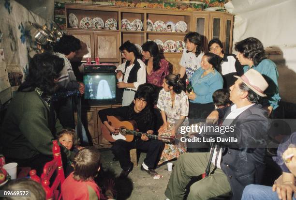 Gipsy family follow the royal wedding of the Infanta Elena The united family follows the wedding by television inside a shanty