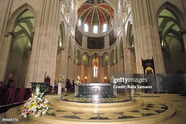 inside of the almudena cathedra work of fernando chueca goitia and carlos sidro - cristianismo stock-fotos und bilder