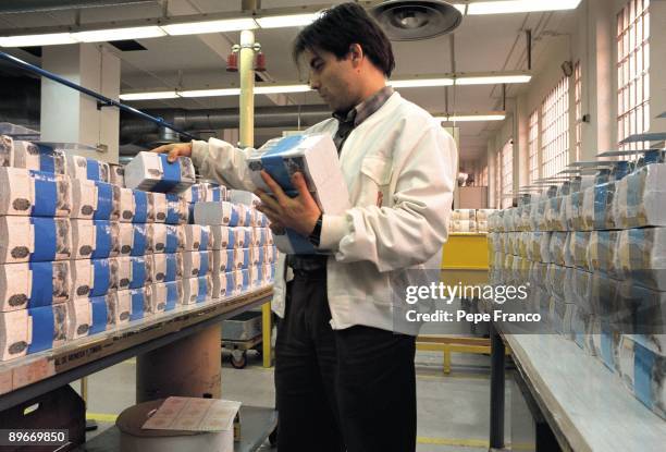 Inventory of the finished notes An employee does the stocktaking to the wad readies for its distribution