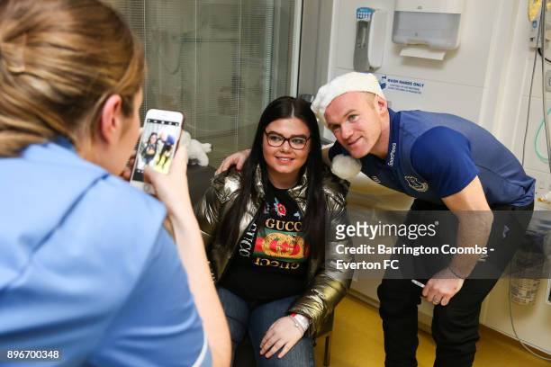 Everton's Wayne Rooney poses with a child patient during their Christmas visit at Alder Hey Childrens Hospital on December 21, 2017 in Liverpool,...