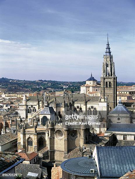 toledo cathedral (castile la mancha, spain) it is one of the six bigger temples of the christendom and a magnificent sample of the gothic art. - flying buttress foto e immagini stock