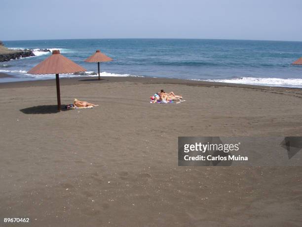 March 19, 2007. Telde, Gran Canarias, Canary Islands, Spain. Hombre Beach. In the image, groups of people sunbathing in the beach.