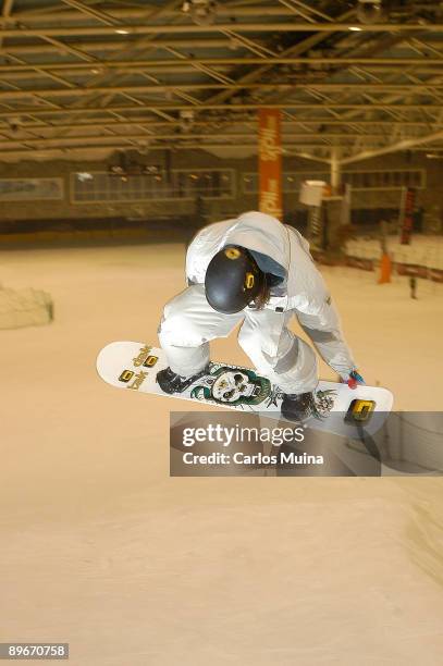 June 12, 2007. Snow Zone, Centro comercial Xanadú, Arroyomolinos, Madrid, Spain. Rider playing snowboard.