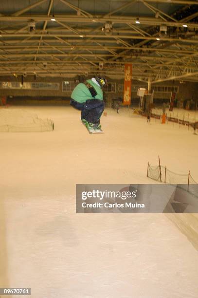 June 12, 2007. Snow Zone, Centro comercial Xanadú, Arroyomolinos, Madrid, Spain. Rider playing snowboard.