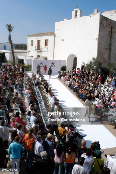 October 19, 2007. Pacha, Ibiza, Balearics Islands, Spain. Adlib fashion show 2007. In the image, fashion models on runway