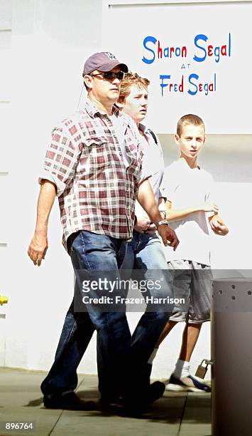 Actor Tom Hanks, his daughter Elizabeth and son Chester walk down Broadway June 22, 2002 in Santa Monica, California.