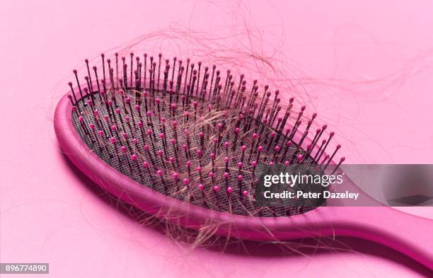 hair loss brush alopecia - parcialmente calvo fotografías e imágenes de stock