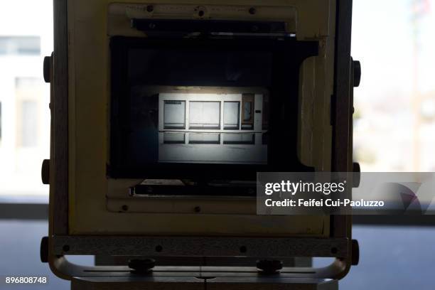 old large format film camera - câmara de formato grande imagens e fotografias de stock
