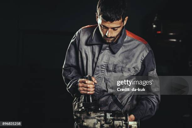 オートマチック トランス ミッションの修理メカニック - diesel piston ストックフォトと画像