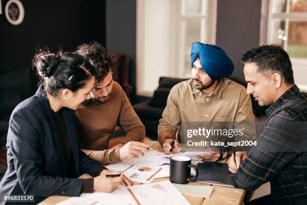 bespreking van de nieuwe marketingstrategie - sikhisme stockfoto's en -beelden