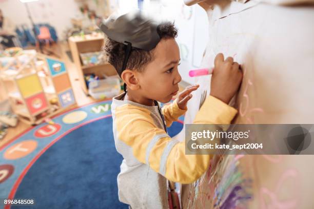 4years old boy drawing  new pic in daycare - 4 5 years stock pictures, royalty-free photos & images