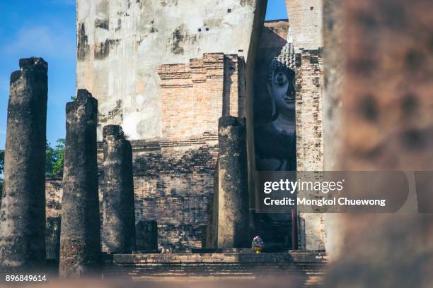 big buddha statue at wat si chum or wat sri chum temple in the sukhothai historical park contains the ruins of old sukhothai, thailand, unesco world heritage site. - wat si chum stockfoto's en -beelden