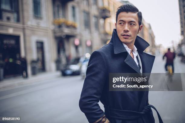 handsome man downtown - modelos homens imagens e fotografias de stock