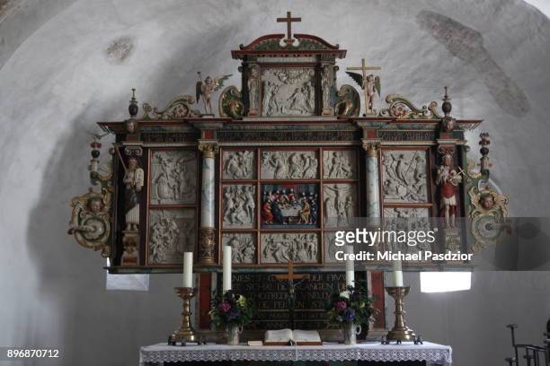 altar at protestant church - foehr island photos et images de collection
