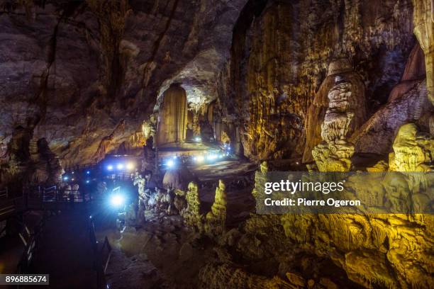 paradise cave, phong nha ke bang national park, quang binh, vietnam - thien duong cave stock pictures, royalty-free photos & images