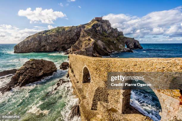 san juan de gaztelugatxe, bermeo, spain - gaztelugatxe fotografías e imágenes de stock