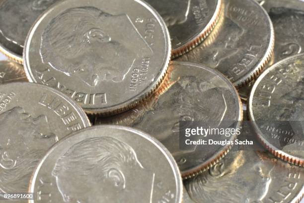full frame of silver coins in us currency - moeda de dez cents - fotografias e filmes do acervo