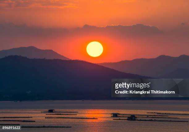 sunset at kraseaw dam, suphanburi province, thailand. - suphan buri province stock-fotos und bilder