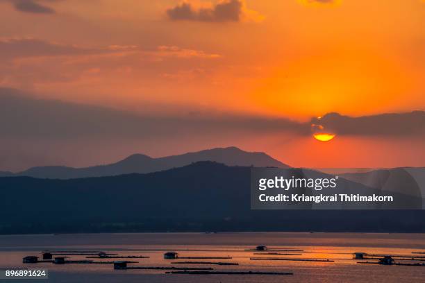 sunset at kraseaw dam, suphanburi province, thailand. - province de suphanburi photos et images de collection