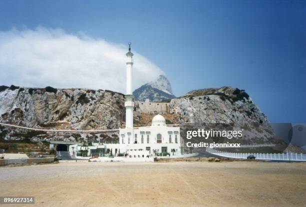 ibrahim-al-ibrahim moskee, europa point, gibraltar - britain in the 90s stockfoto's en -beelden
