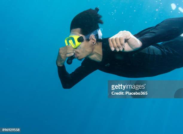 immagine subacquea dell'uomo libero di immergersi in mare - gol di pareggio foto e immagini stock