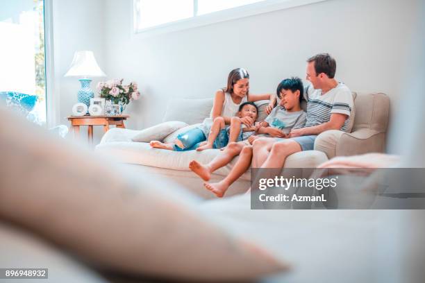 het is tijd voor geschenken! - australian family time stockfoto's en -beelden