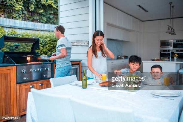 familie genieten van lunch - australian bbq stockfoto's en -beelden