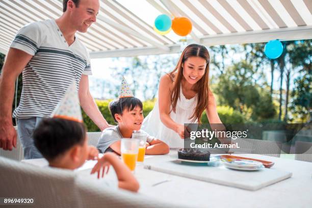 festa di compleanno in famiglia - mamma bambina palloncino bianco foto e immagini stock