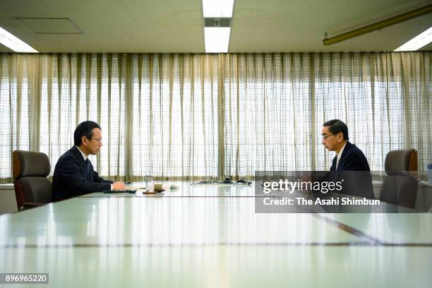 Kansai Electric Power President Shigeki Iwane and Fukui Governor Issei Nishikawa talk during their meeting on the decommission of its Oi Nuclear...