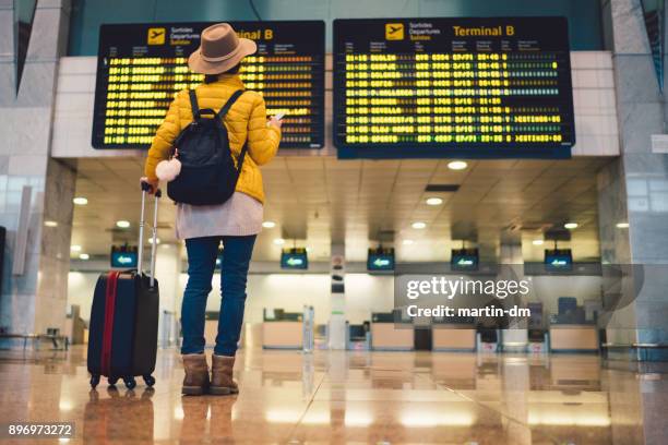 toeristische op de internationale luchthaven van barcelona - travelers stockfoto's en -beelden