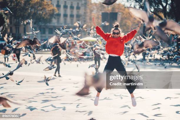 meisje springen van vreugde in barcelona - excitement stockfoto's en -beelden