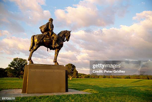 statue of stonewall jackson, manassas national battlefield park, manassas, virginia - マナッサス ストックフォトと画像