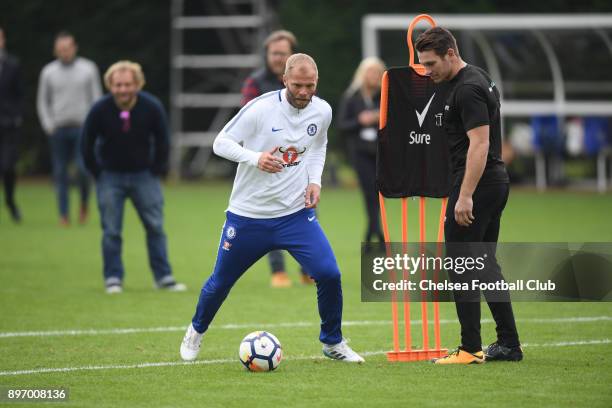 Eiour Guojohnsen takes part in training drill during the Sure Pressure Series with Chelsea players at Chelsea Training Ground on November 27, 2017 in...