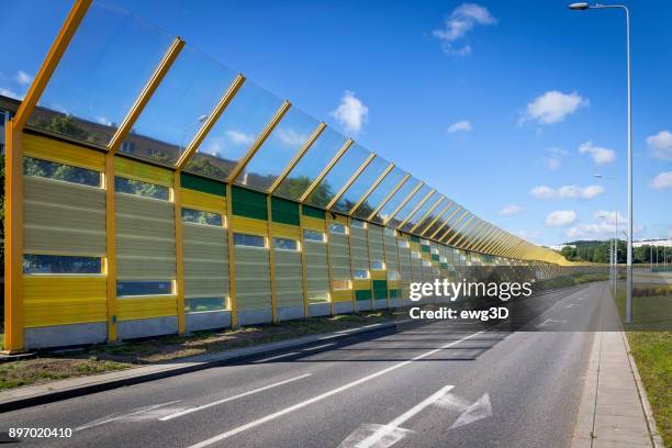 barrera de ruido en una pared de la - barrier highway fotografías e imágenes de stock