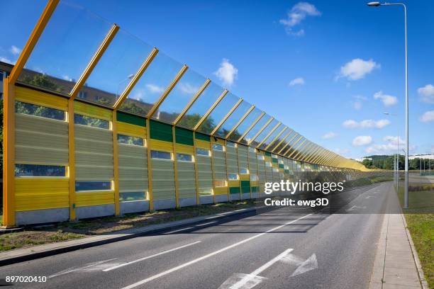 lawaai barrière muur op een snelweg - barrier highway stockfoto's en -beelden