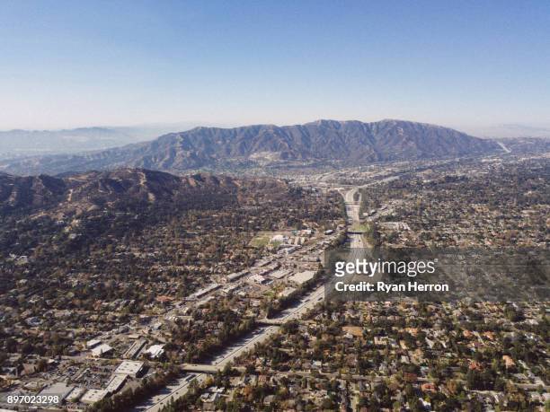 aerial nachbarschaft mit bergen - pasadena california stock-fotos und bilder